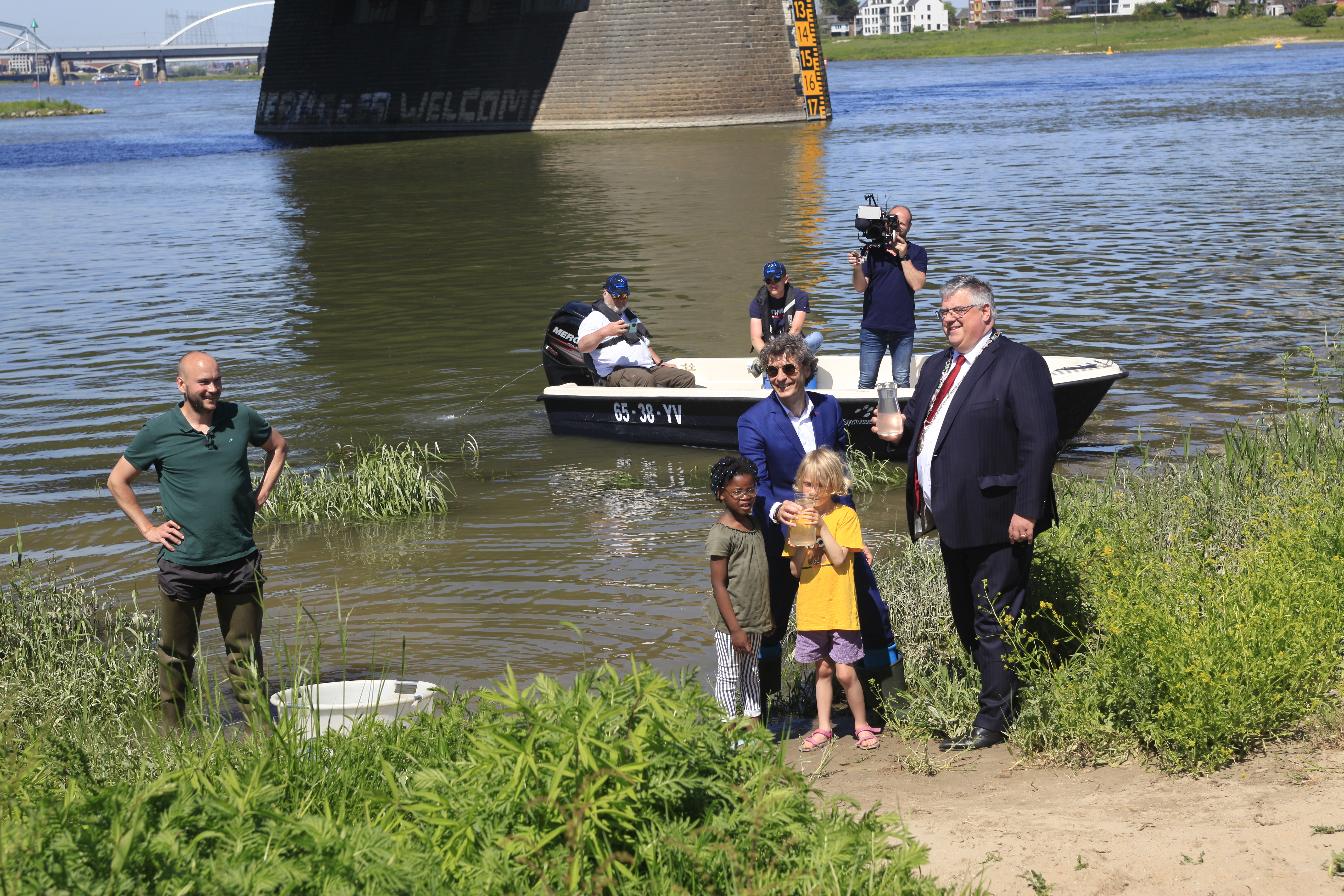 De zeldzame trekvissen werden te water gelaten door burgemeester Hubert Bruls van Nijmegen en Donné Slangen van het ministerie van Landbouw, Natuur en Voedselkwaliteit, daarbij geholpen door enkele kinderen.